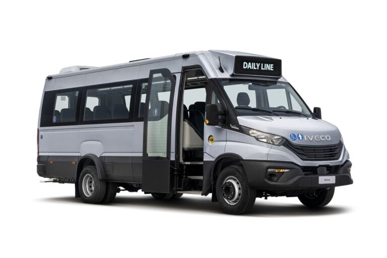 Minibus urbain gris avec porte ouverte