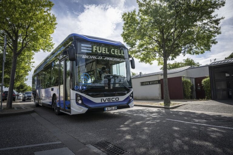 Bus Iveco à hydrogène sur une route urbaine