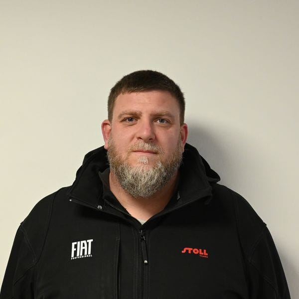 Homme portant une veste noire Fiat Stoll