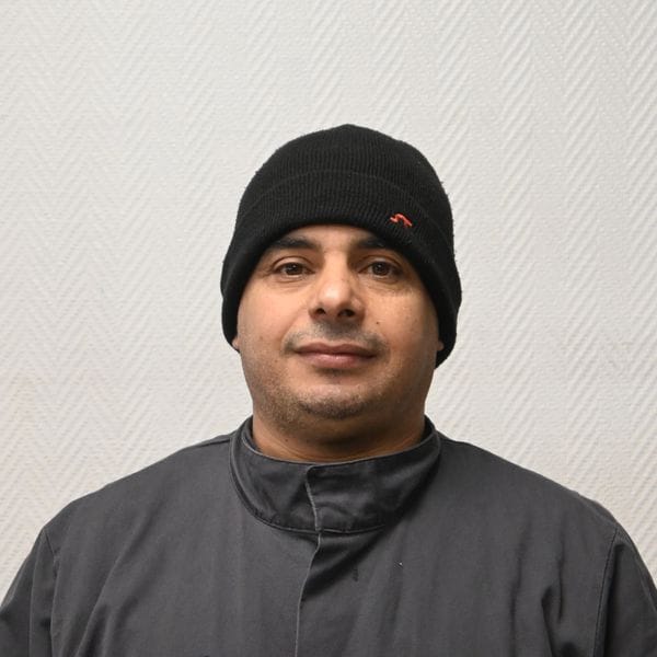 Homme portant bonnet noir et veste sombre