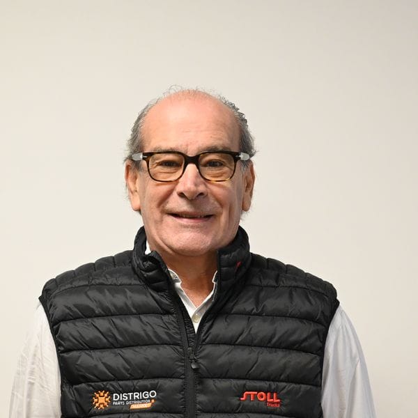 Homme souriant portant une doudoune noire Distrigo Stoll