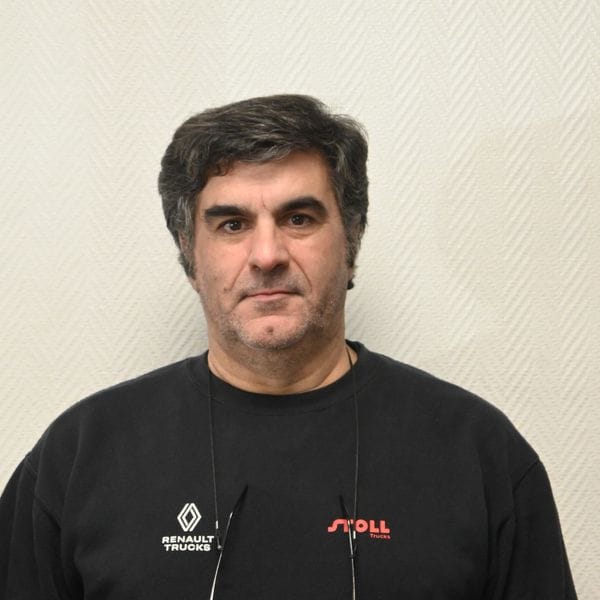 Homme portant un sweat noir Renault Trucks