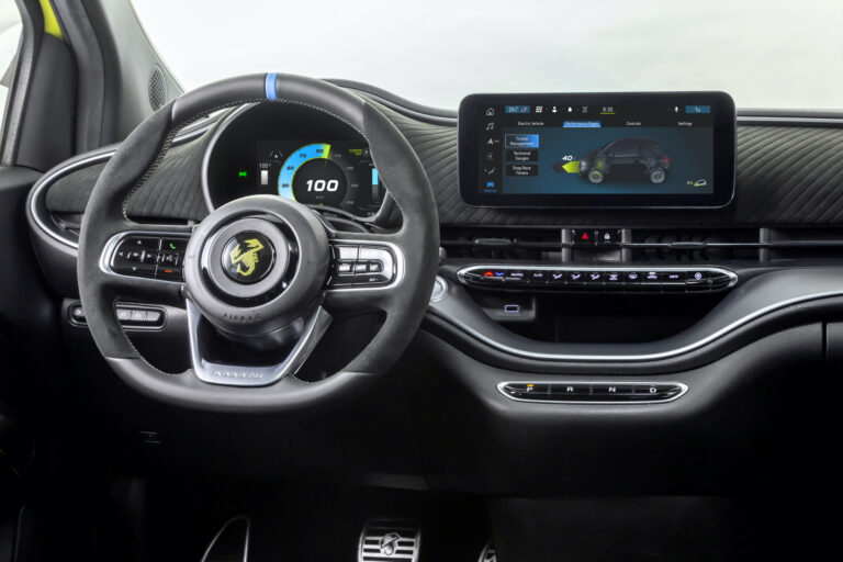 écran et volant d'un véhicule