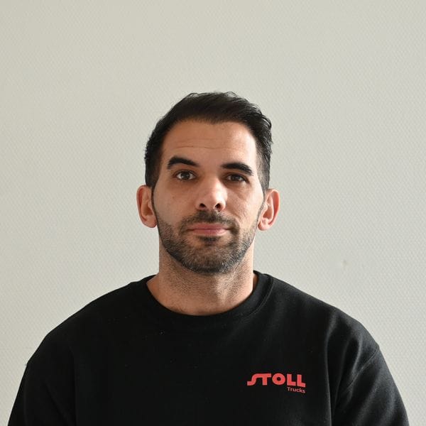 Homme portant un sweat noir Stoll Trucks