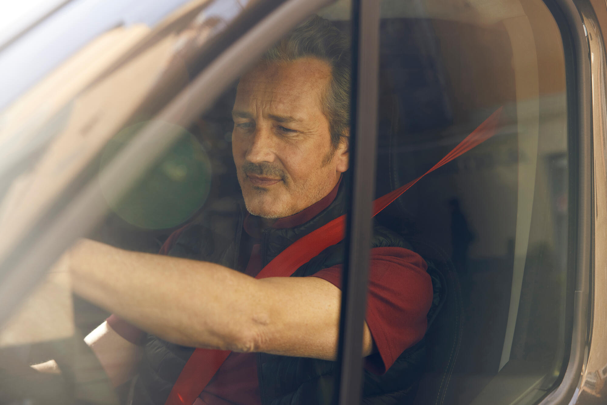 Une personne au volant d'un utilitaire