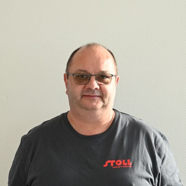 Homme portant un t-shirt gris et des lunettes