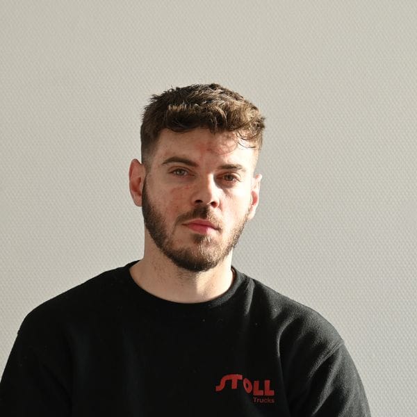 Homme brun portant un pull noir