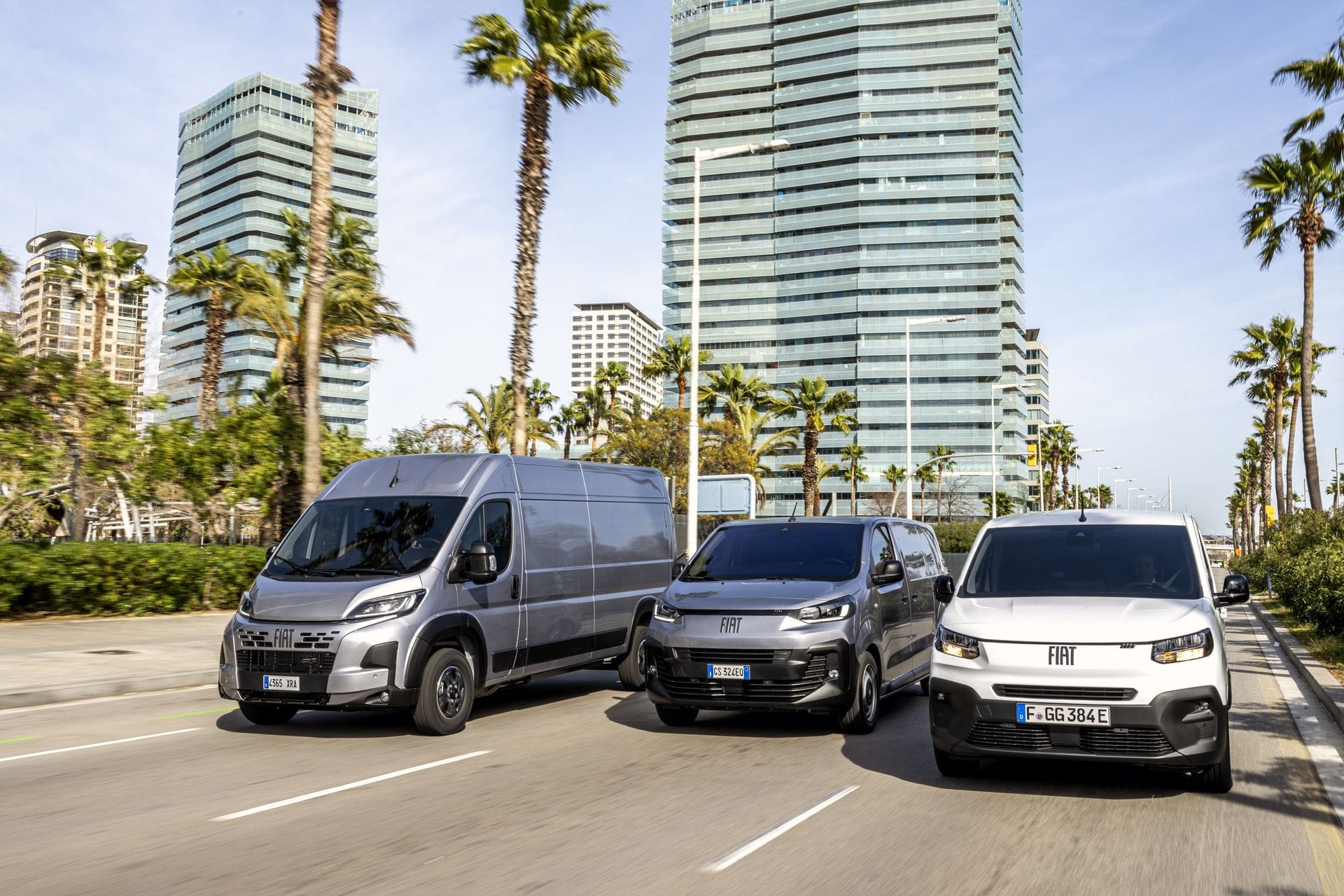 3 utilitaires Fiat Pro garés côte à côte.