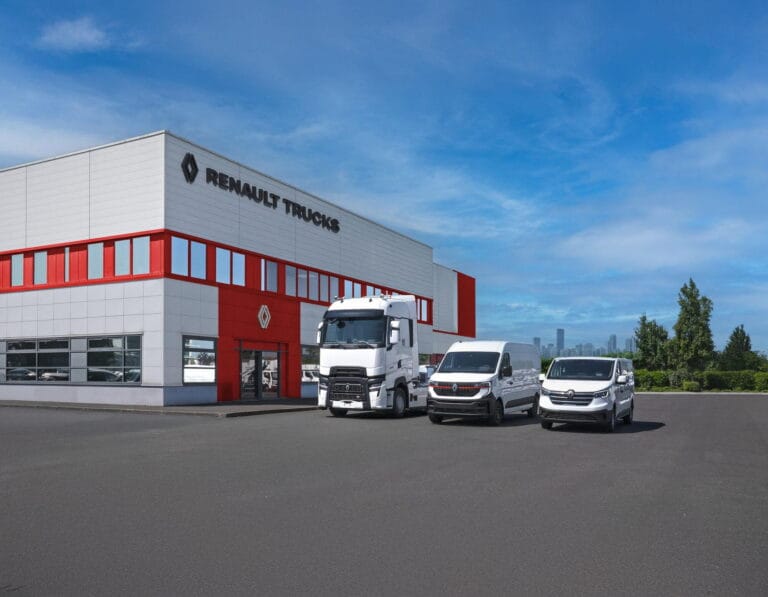 Concession Renault Trucks avec camions et utilitaires garés