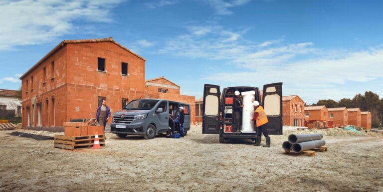 Chantier avec ouvriers et fourgons utilitaires