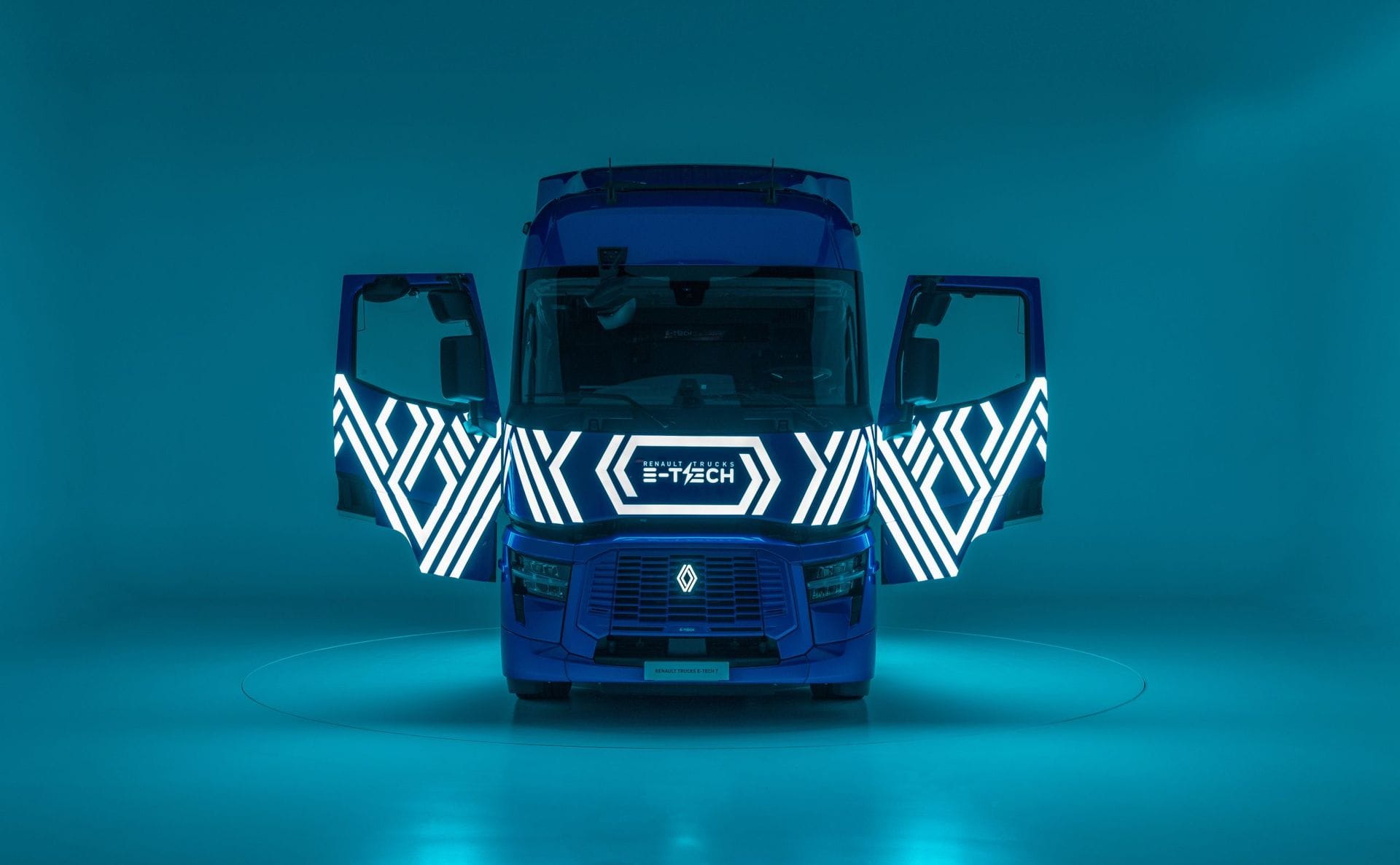 Camion électrique bleu Renault Trucks E-Tech lumineux