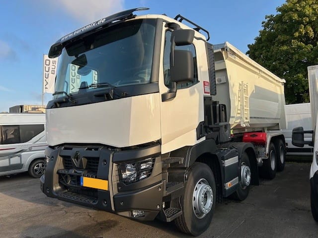 Camion benne Renault trucks C8X4 blanc stationné sur un parking