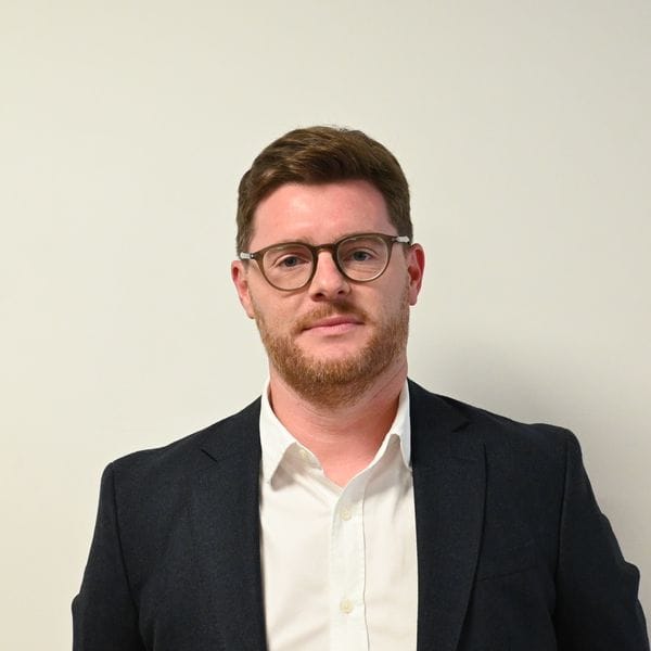 Homme en costume portant des lunettes