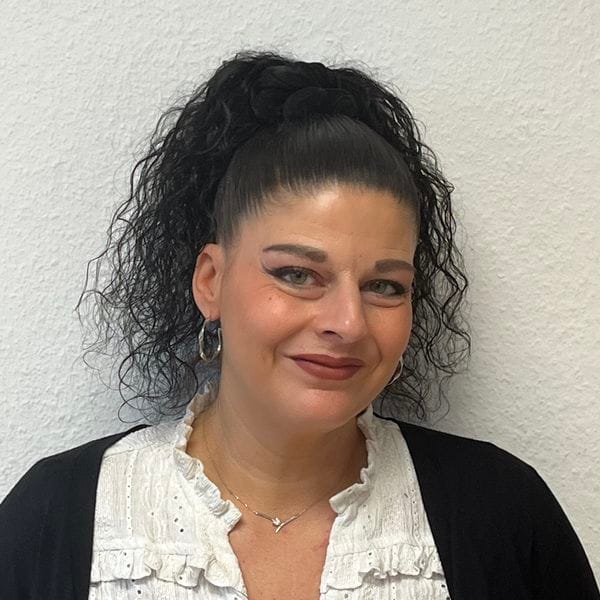 Femme souriante aux cheveux bouclés noirs