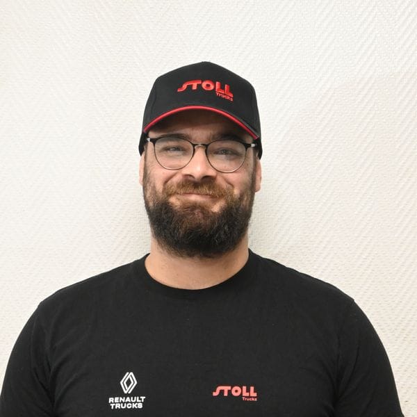 Homme souriant portant une casquette Stoll Trucks
