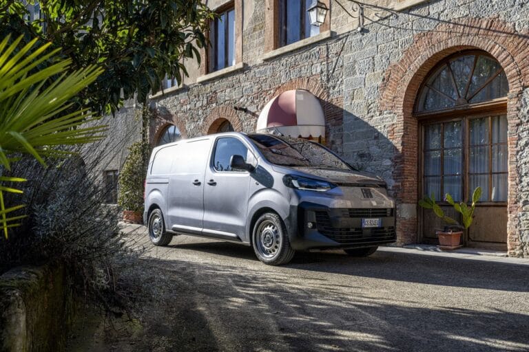 Fiat Scudo stationnée devant une bâtisse.