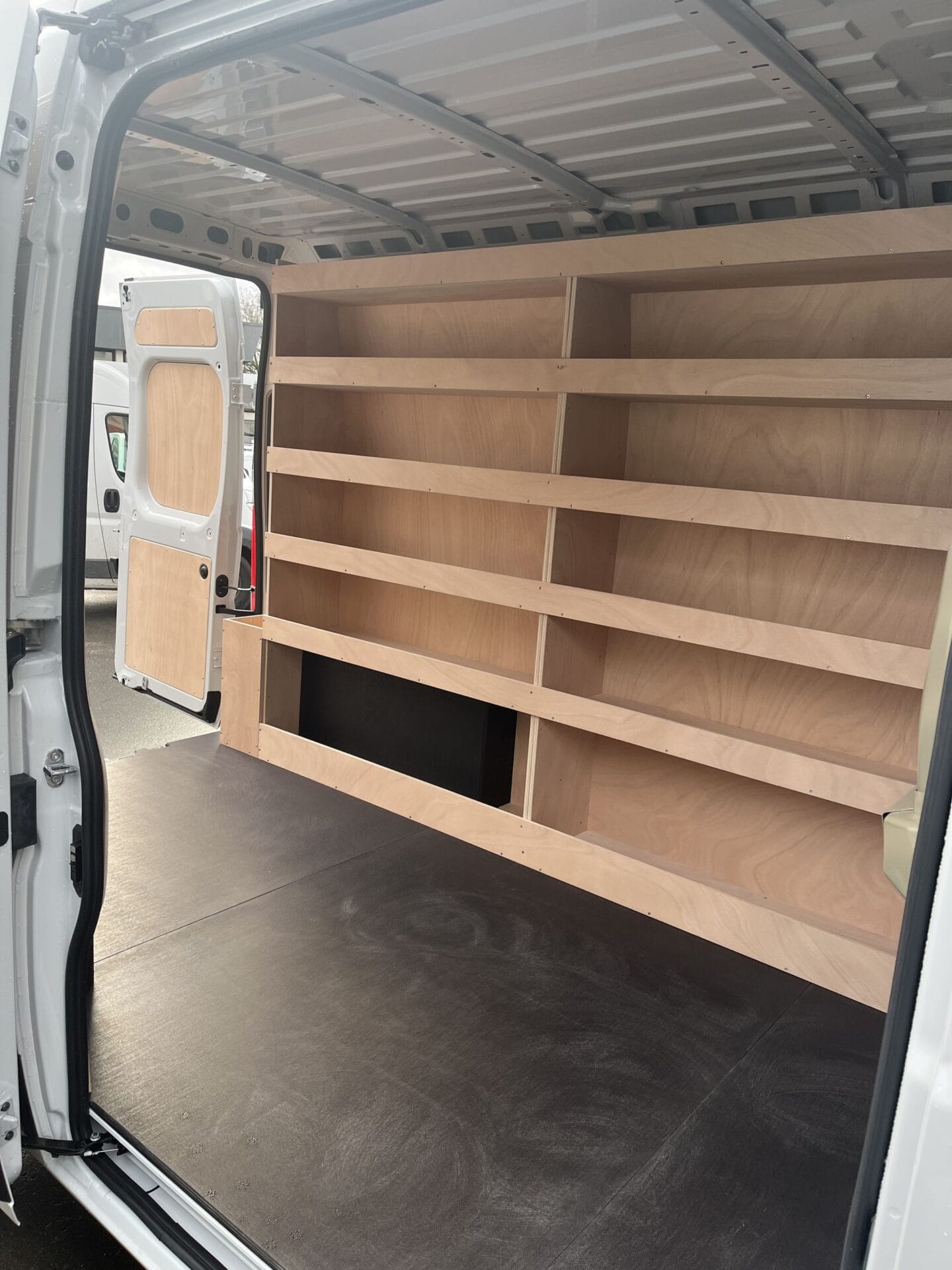 Aménagement en bois dans un fourgon utilitaire.