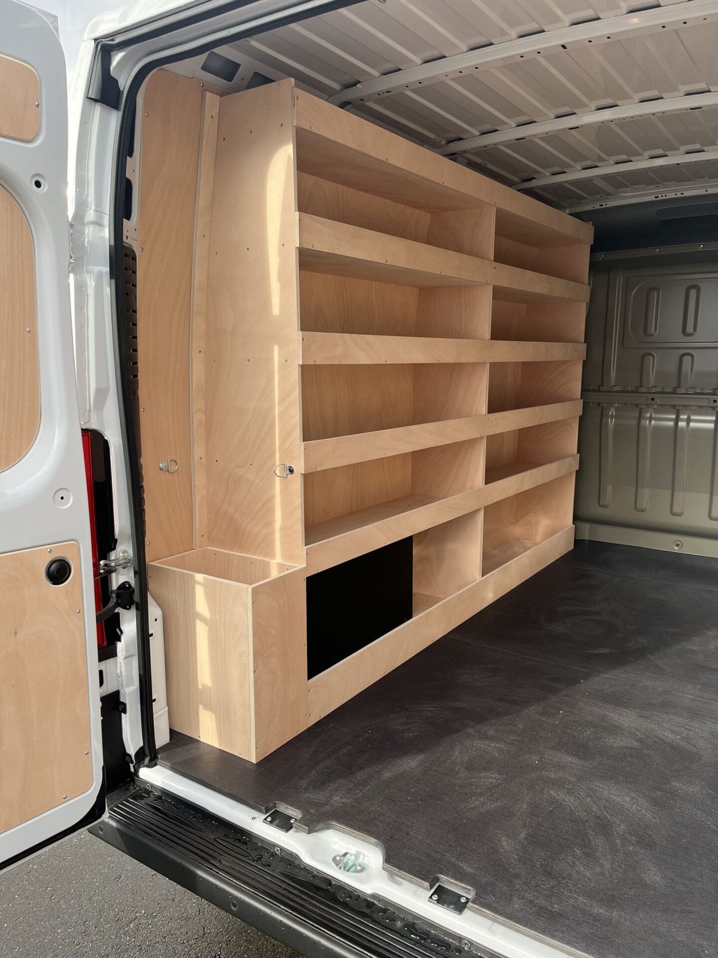 Aménagement en bois dans un fourgon utilitaire.