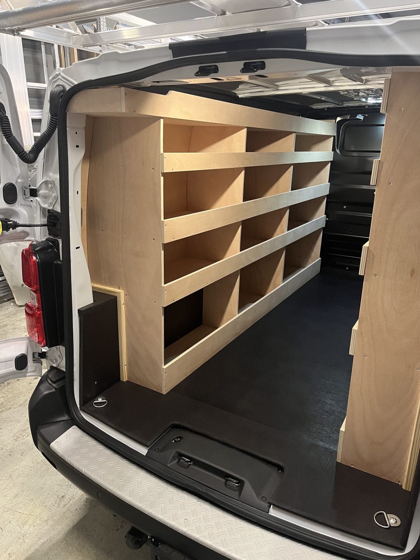 Aménagement en bois dans un fourgon utilitaire.