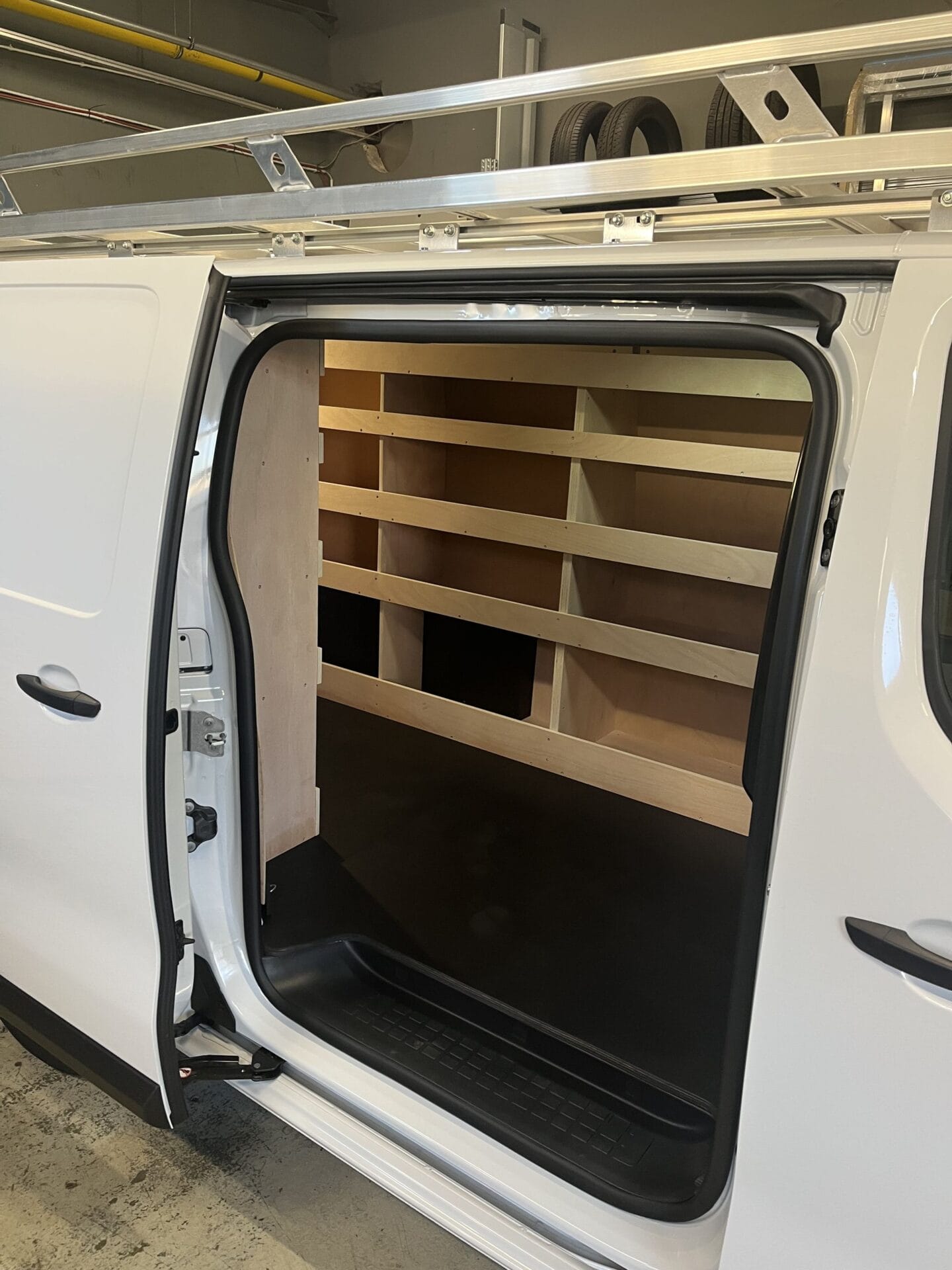 Intérieur de fourgon aménagé avec étagères en bois