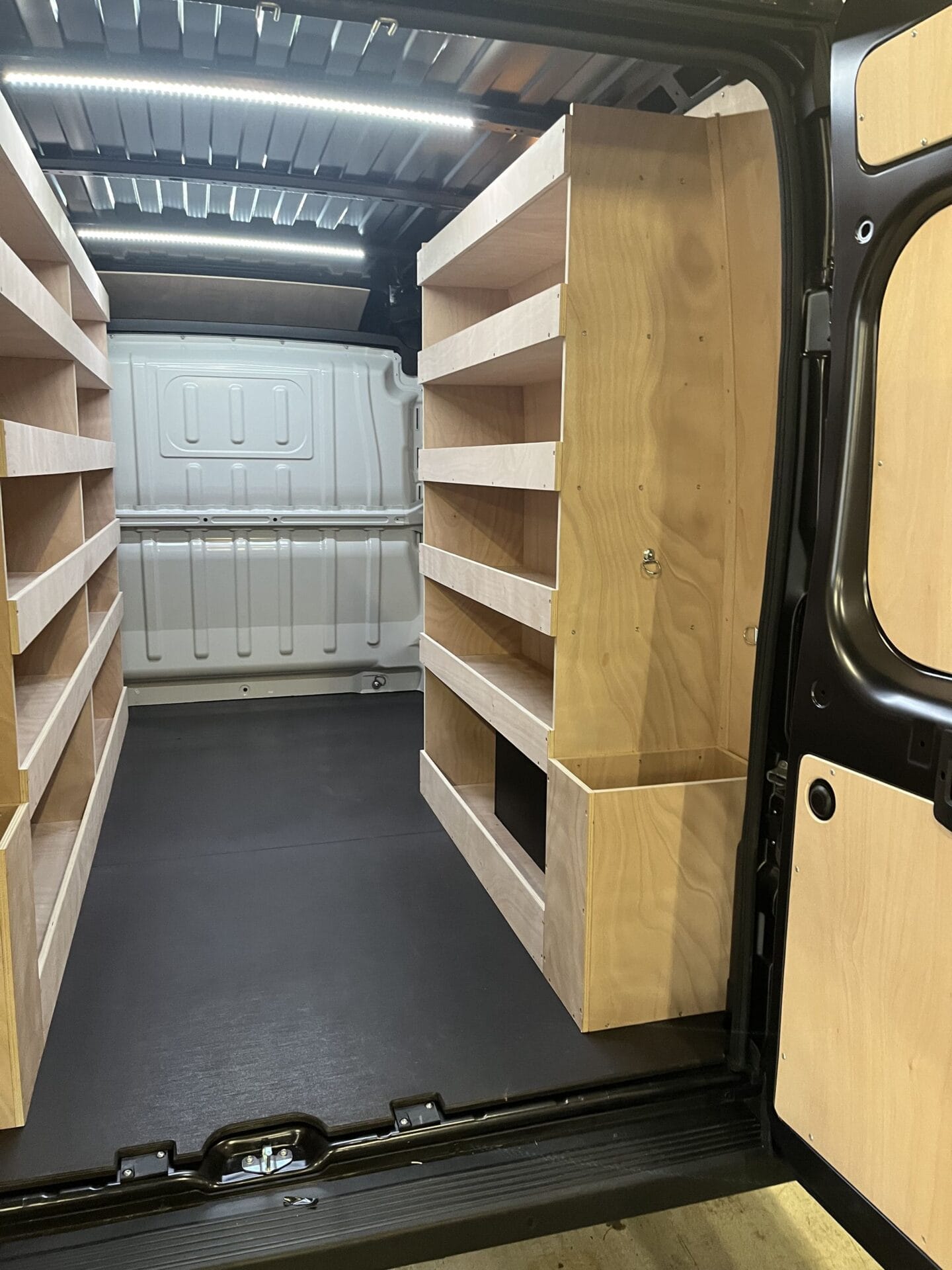 Aménagement en bois dans un fourgon utilitaire.