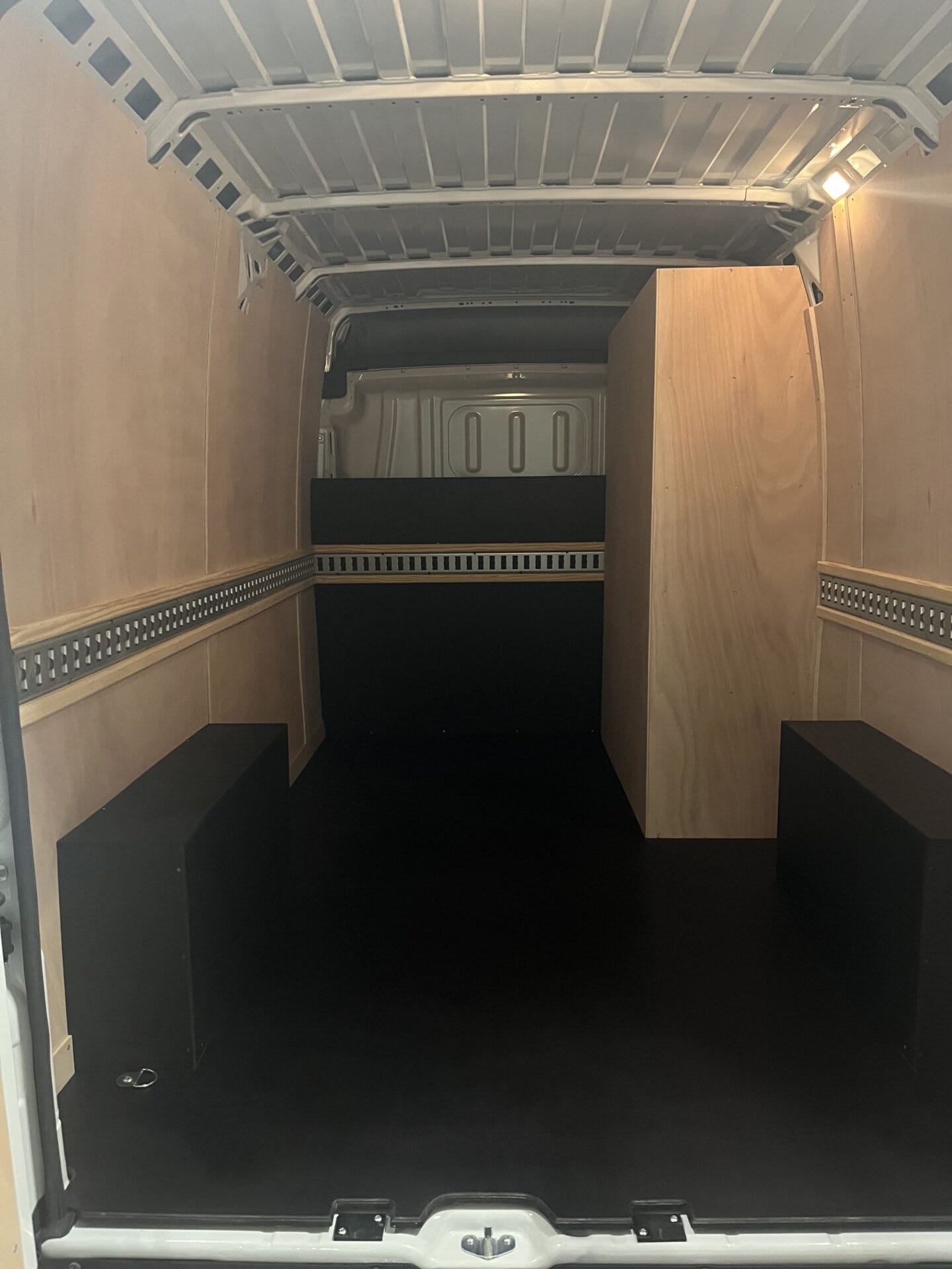 Intérieur vide de fourgon aménagé en bois clair