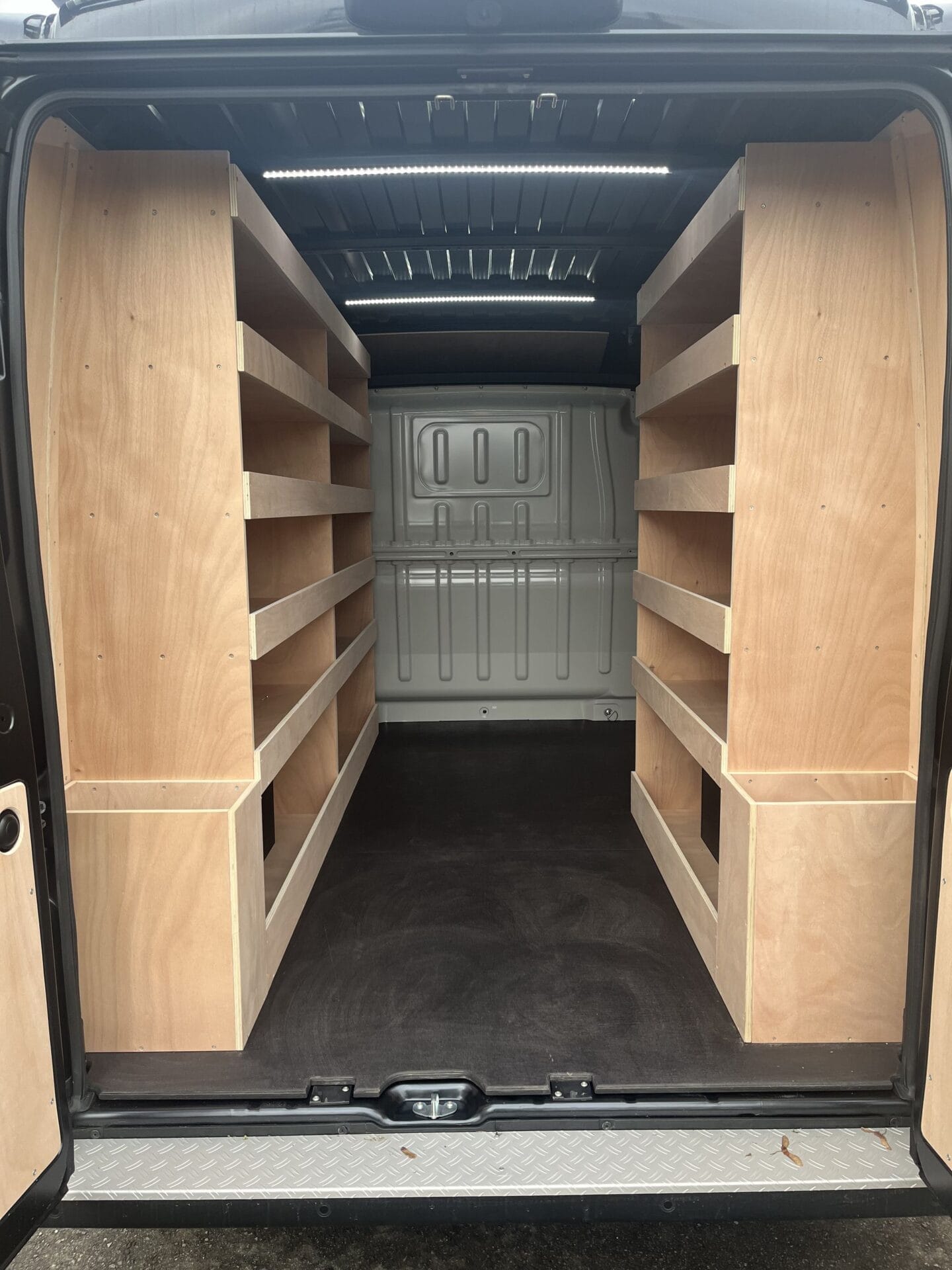 Aménagement en bois dans un fourgon utilitaire.
