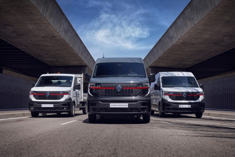 Trois utilitaires Renault Trucks Master sur la route