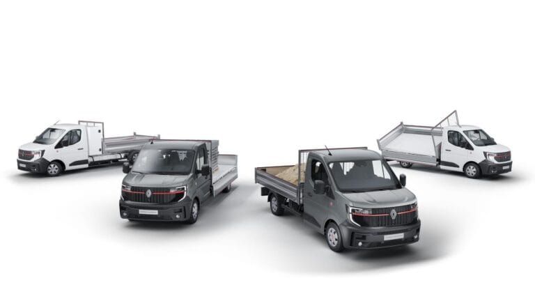 Quatre camions utilitaires Renault alignés sur fond blanc
