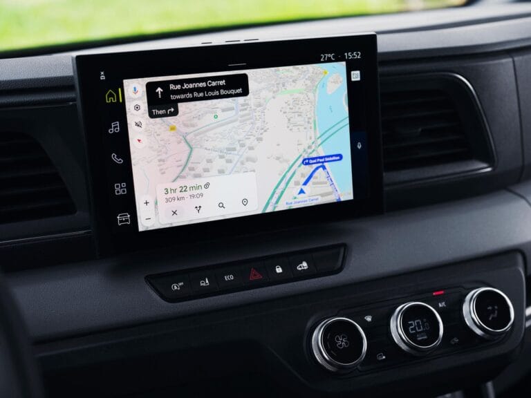 Écran GPS de voiture affichant un itinéraire.