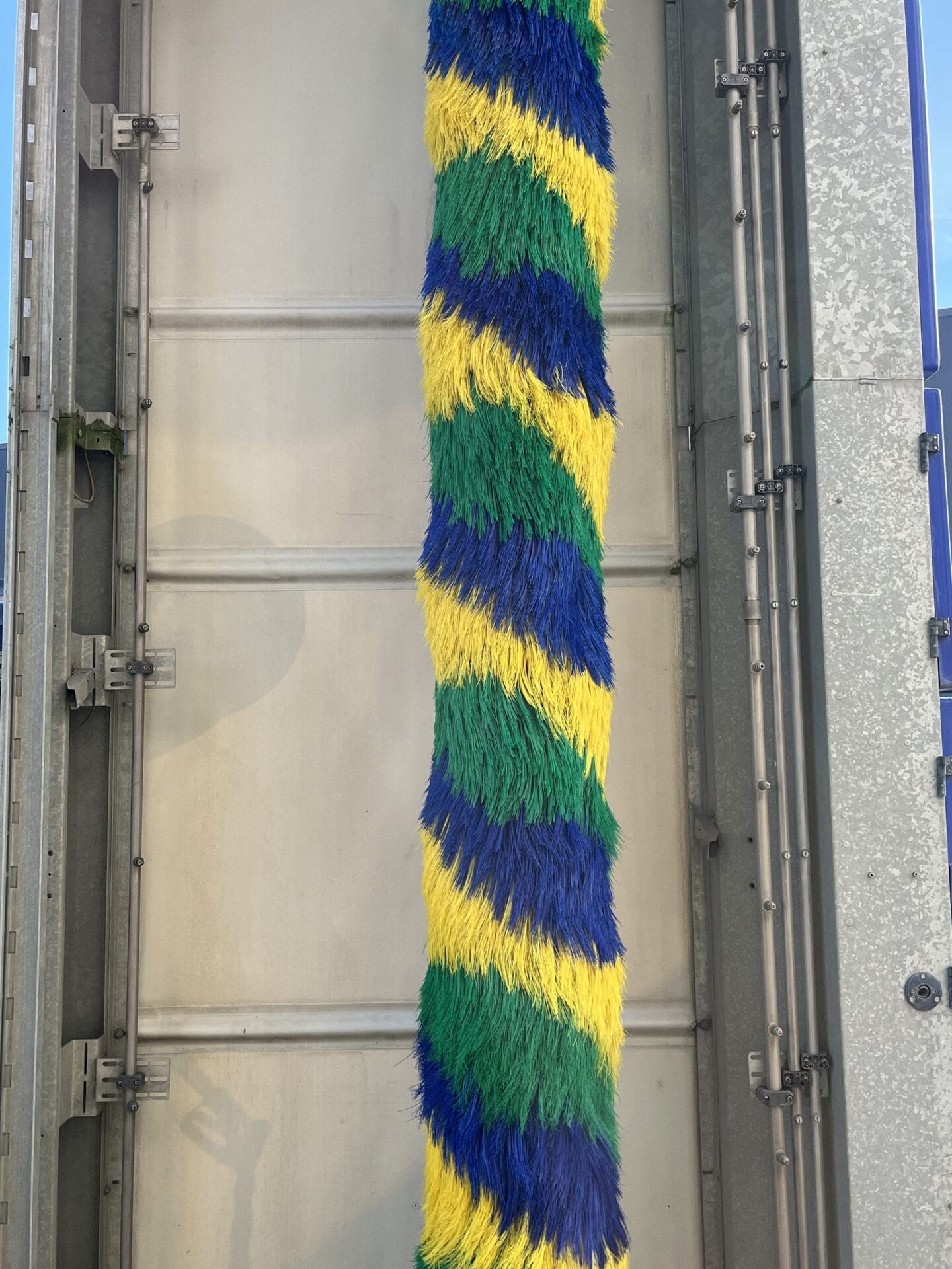 Brosse de lavage colorée bleu vert jaune