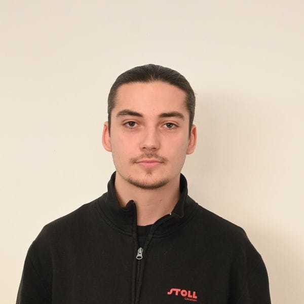 Personne posant devant un mur clair