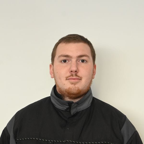 Homme en veste de travail noir sur fond clair