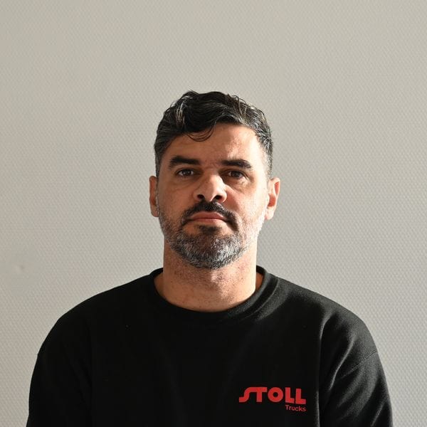 Homme portant un sweat noir Stoll Trucks