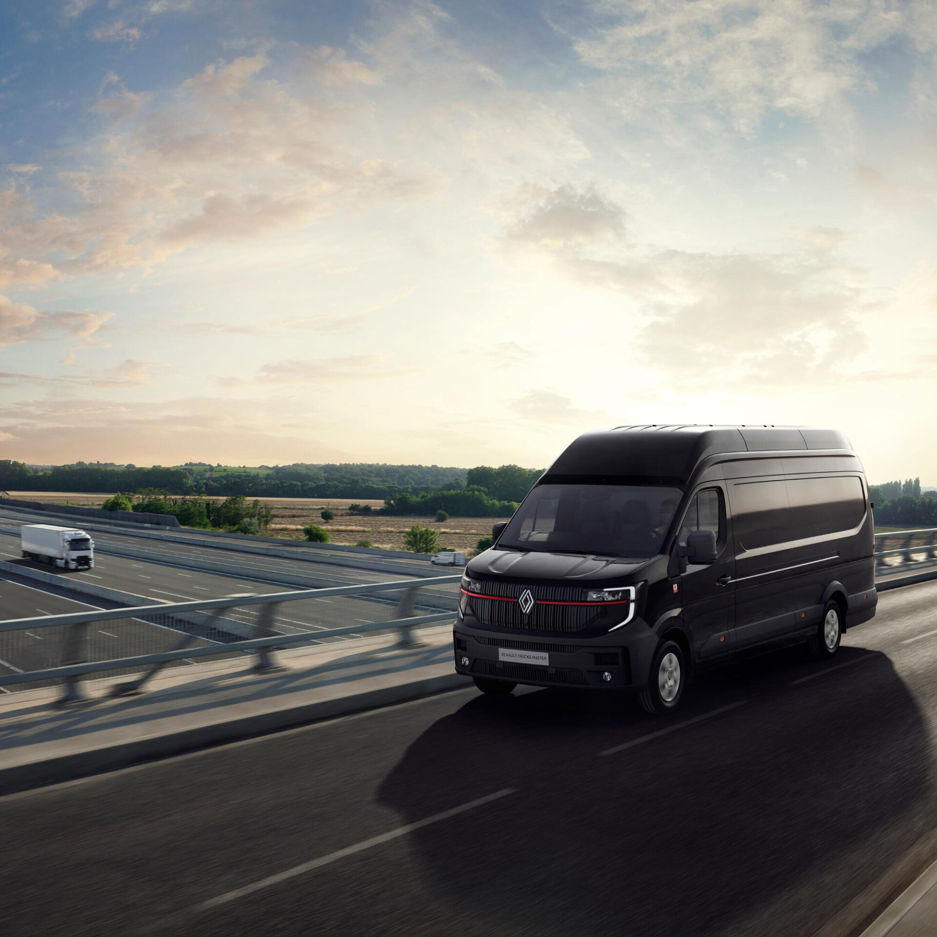 Renault Trucks Master noir roulant sur autoroute, utilitaire moderne conçu pour les professionnels et le transport de marchandises.