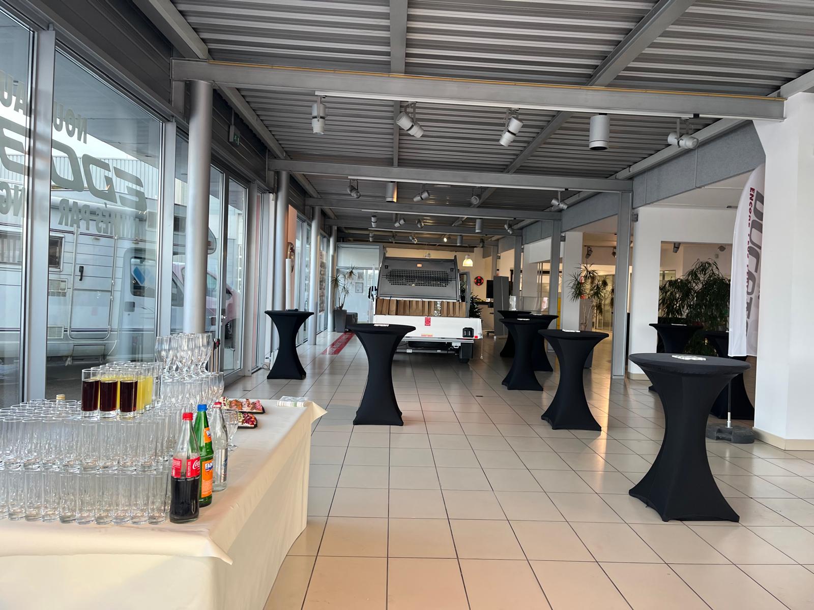 showroom de véhicules utilitaires lors d'une célébration de fin d'année avec repas et cadeaux des collaborateurs 