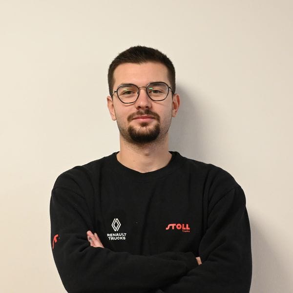 Homme aux lunettes portant un sweat Renault Trucks